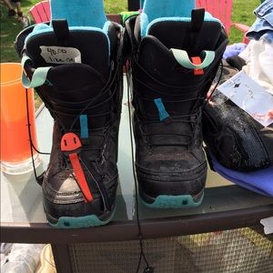 Snowboard boots